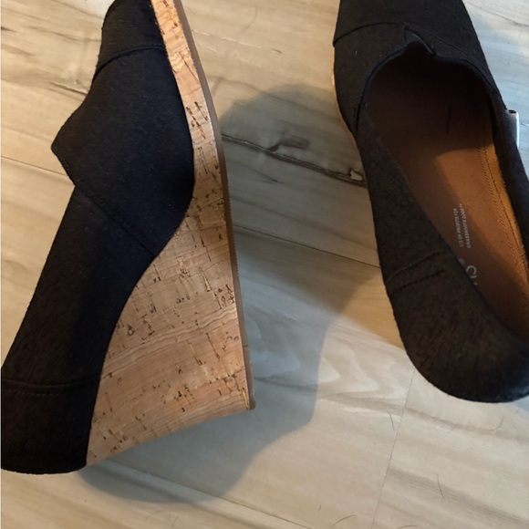 TOMS Classic Black Canvas Wedge Shoes - Picture 6 of 9